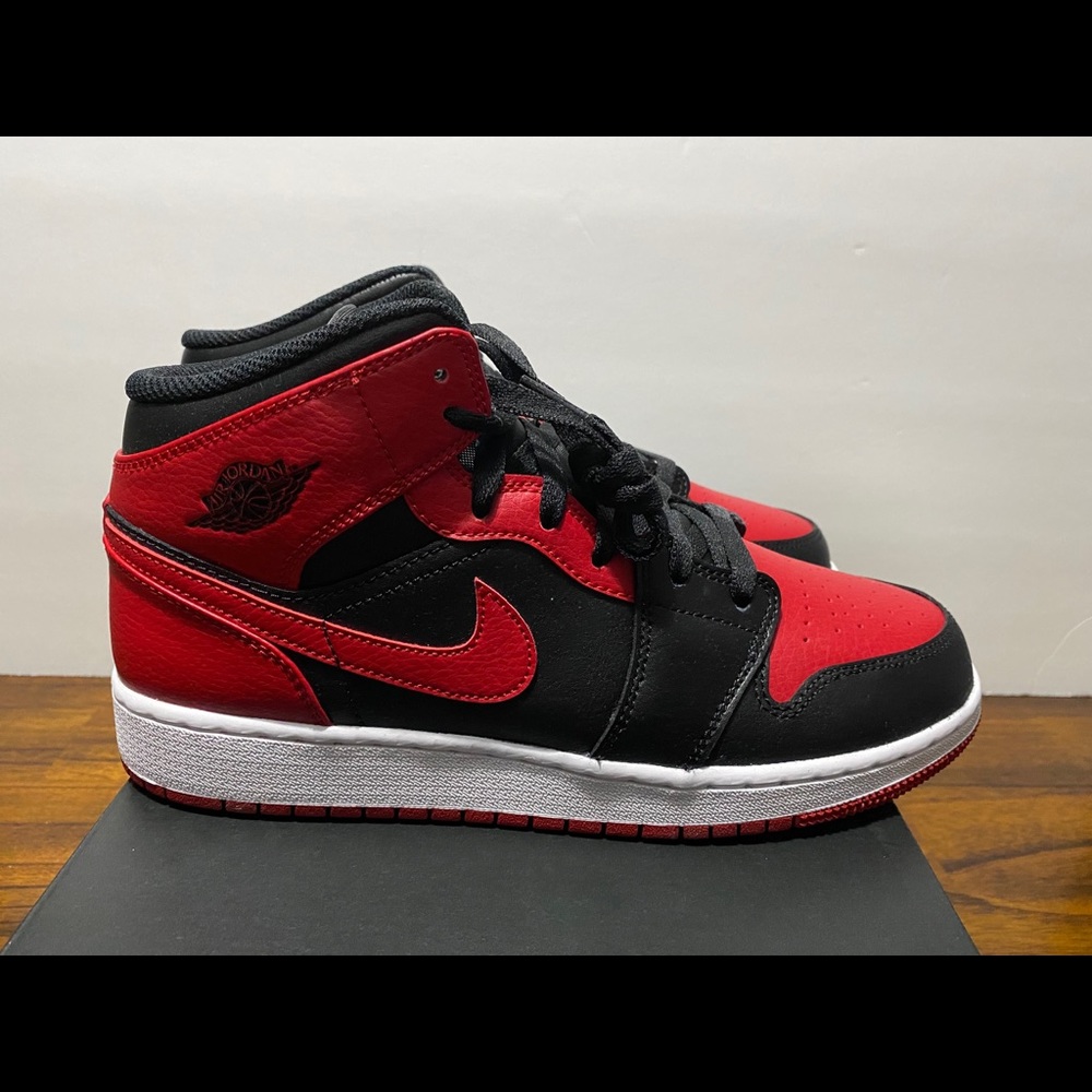 NIKE AIR JORDAN 1 MID "BANNED" 554724-074